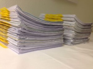 Twee grote stapels documenten