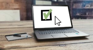 Een laptop waarop een groen vinkje te zien is, de administratie is correct.