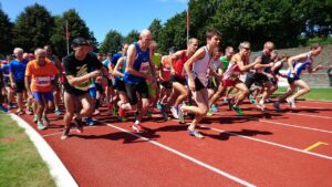 Een groep hardlopers van een vereniging begint met hardlopen.