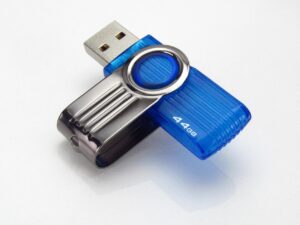 Een USB stick die staat voor het opslaan van bestanden